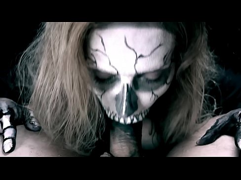 ❤️ شیطاني انجلۍ د خپلې تورې خولې سره چرګ چوس کوي او د خولې سره. ❌  په ps.filmepornonline.ru